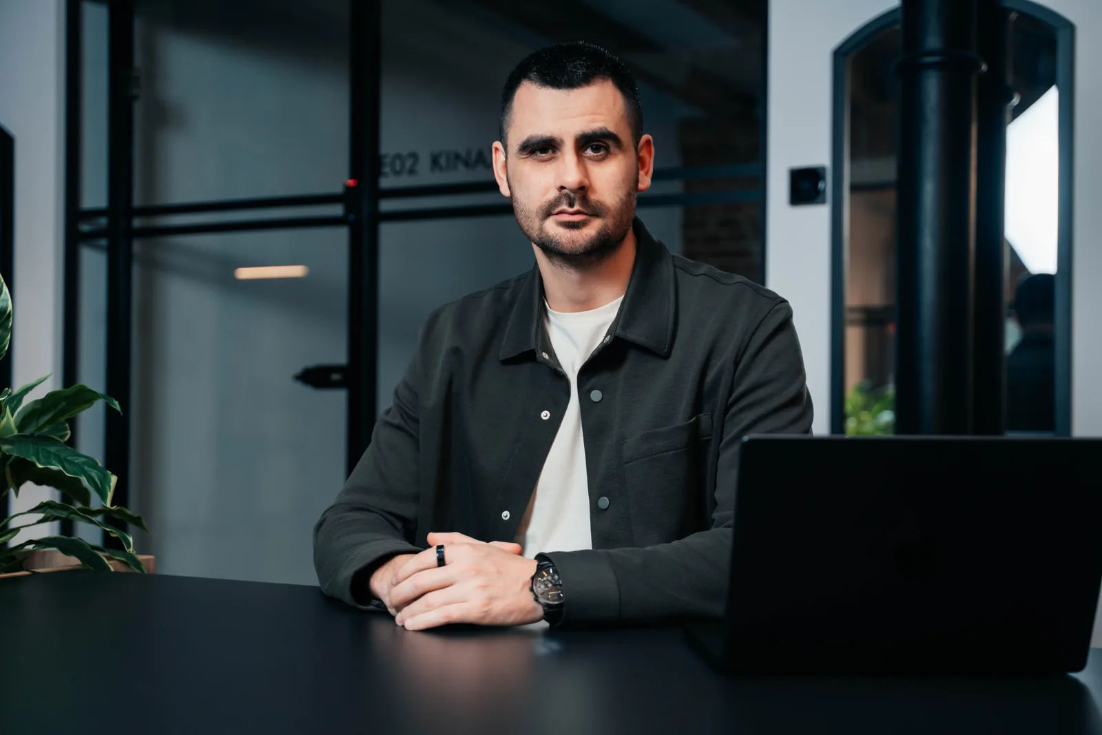 Sergiu Bugnar, fondator BSR Exclusive, la biroul din Cluj-Napoca