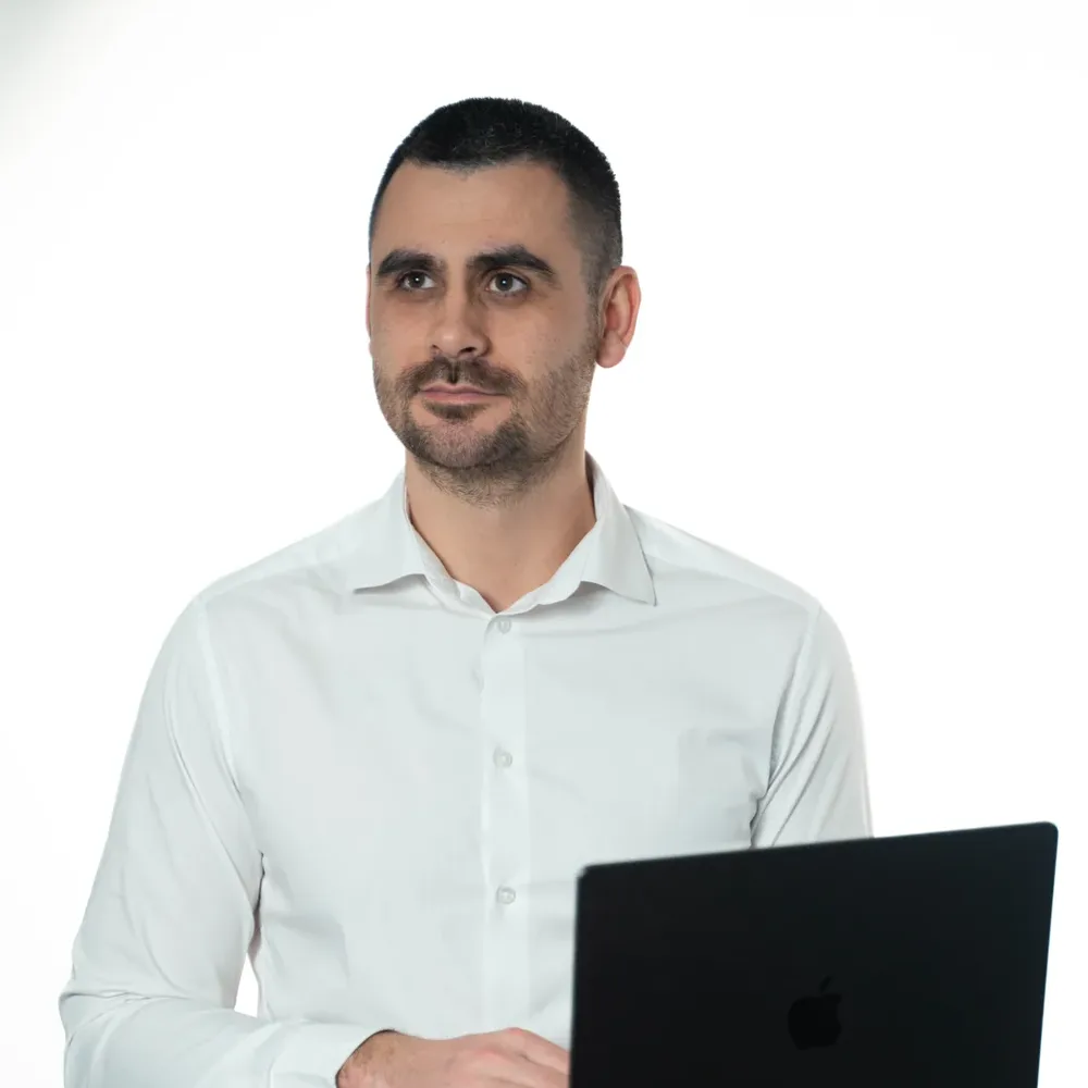 Sergiu Bugnar, fondator BSR Exclusive, la biroul din Cluj-Napoca