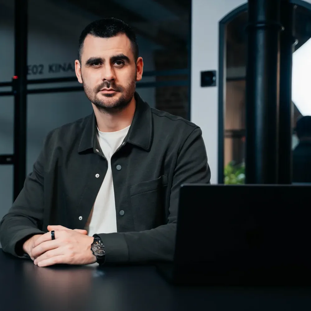 Sergiu Bugnar, fondator BSR Exclusive, la biroul din Cluj-Napoca