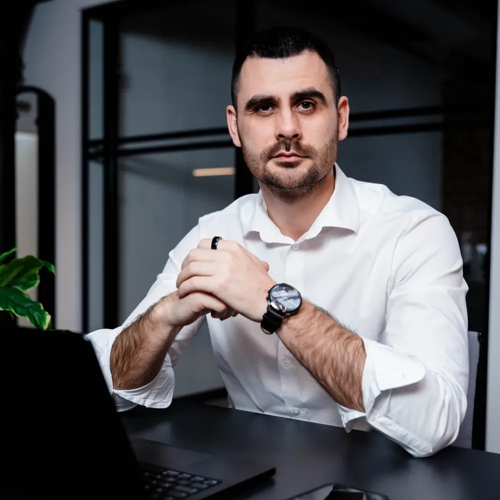 Sergiu Bugnar, fondator BSR Exclusive, la biroul din Cluj-Napoca
